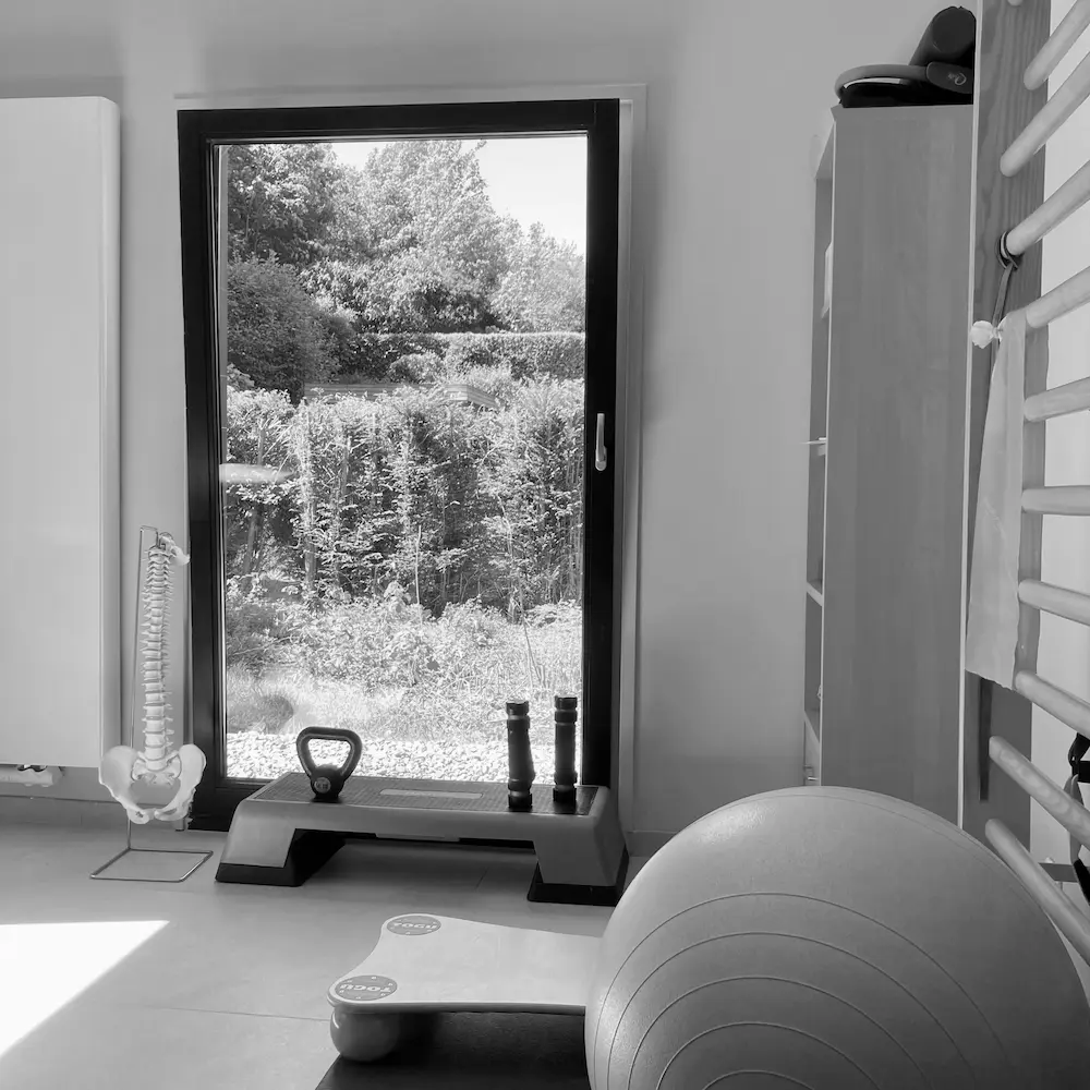Interieur van de praktijk van Nadine Wiemeersch in Winksele (Herent): lichte oefenruimte voor actieve training met sportraam en oefenmateriaal.